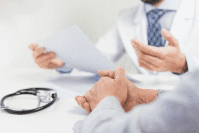 доктор разговаривает с пациентом